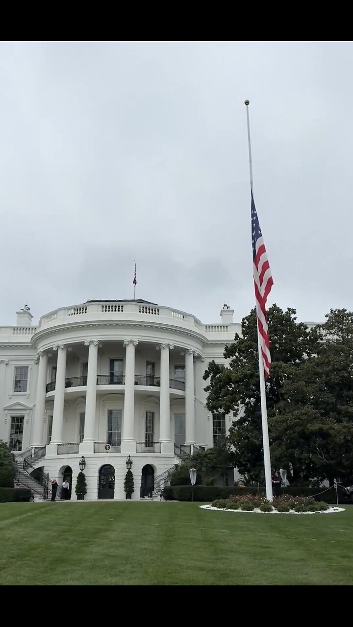 WHITE HOUSE LOWERS U.S. FLAGS💔🇺🇸🏛️TO HALF MAST HONORING CHARLIE KIRK❤️🩹🇺🇸🥀🏛️💫