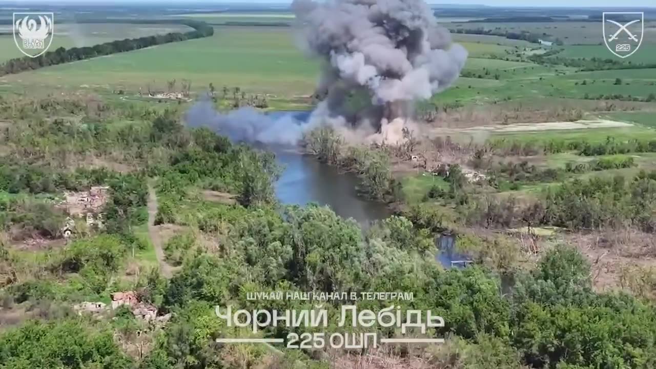 βοΈβBlack Swanβ unit showed Russian strikes with guided bombs and ballistic missiles.