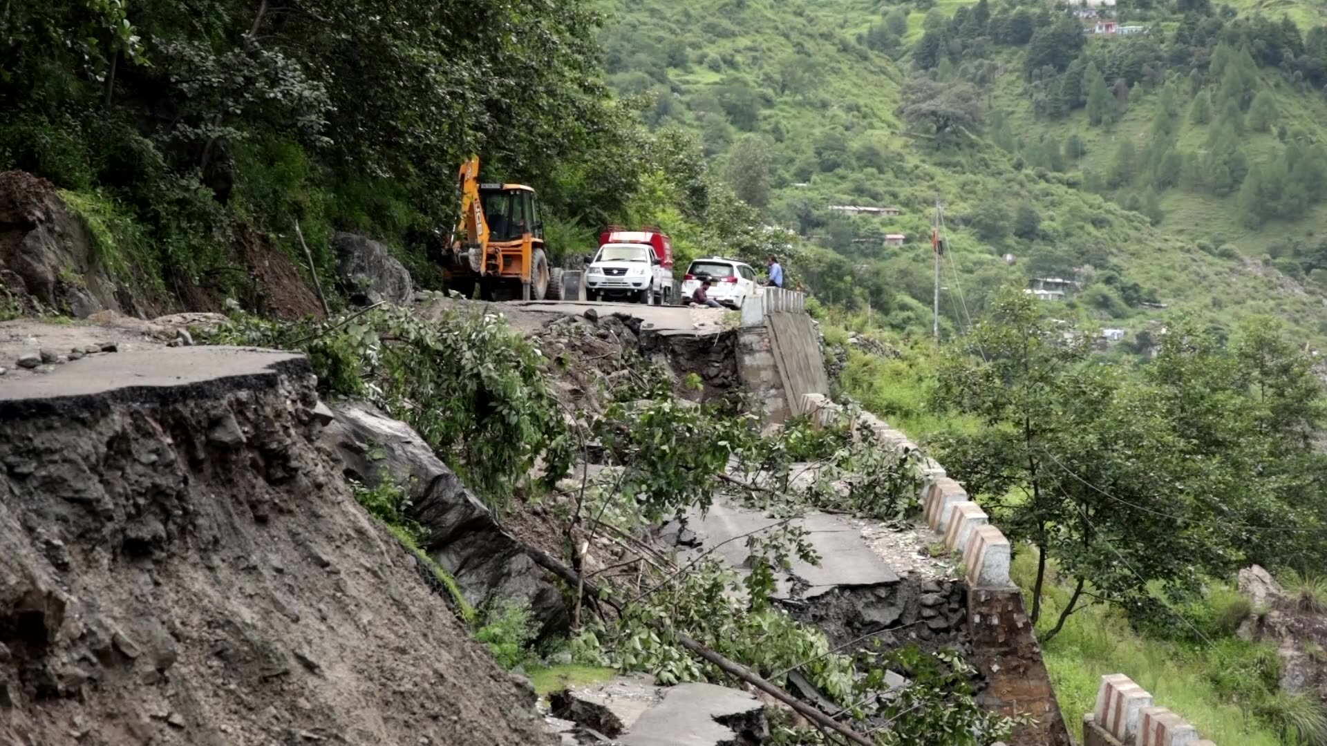 Landslides, blocked roads hamper Indian flood rescue effort