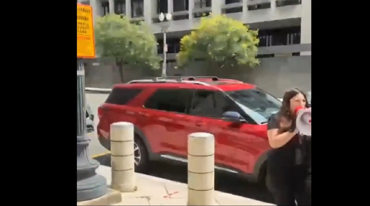Patricia Eguino in DC - demonic howling