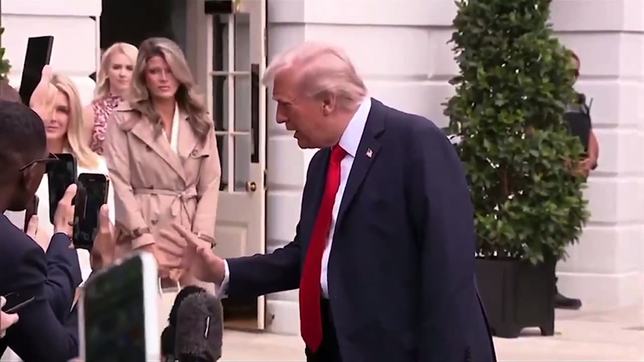 Trump DESTROYS Liberal Reporter After She Asks if Hes Gong to War with Chicago