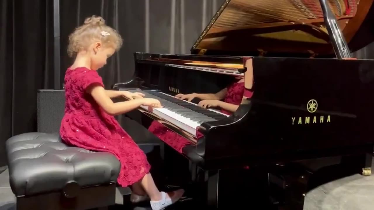 She’s a 4-year-old prodigy winning 1st place at a global competition with Beethovens Fur Elis