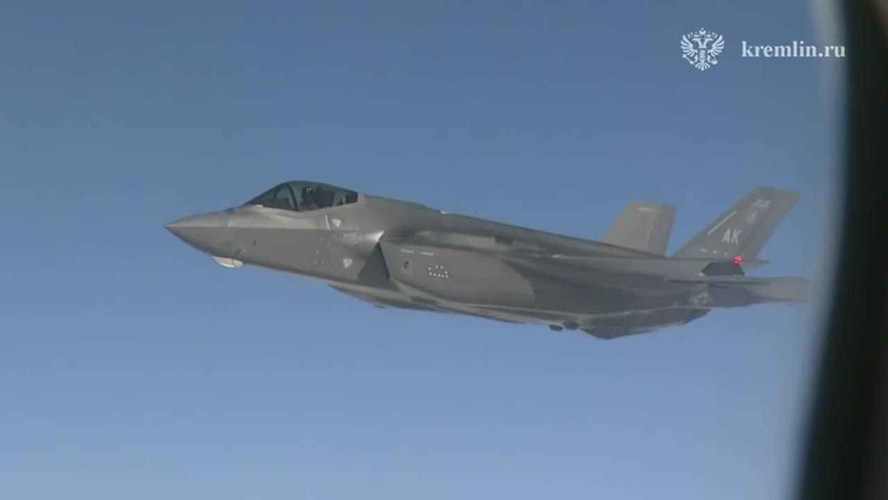βοΈ Kremlin said F-22 (F-35) fighter jets escorted Putins plane on the way from Alaska to Russia.