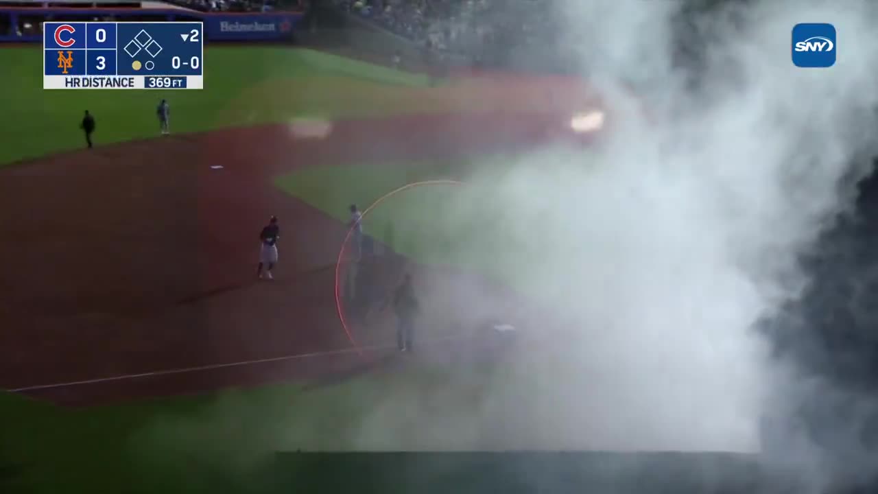 MLB - Jeff McNeil hits the third home run of the night for the @Mets! ๐ช