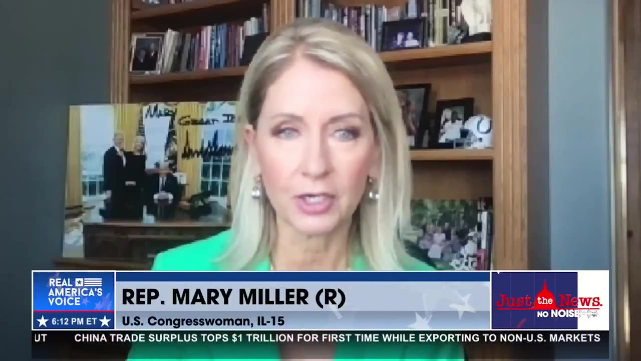 Rep. Mary Miller applauds the start of Trumps second term