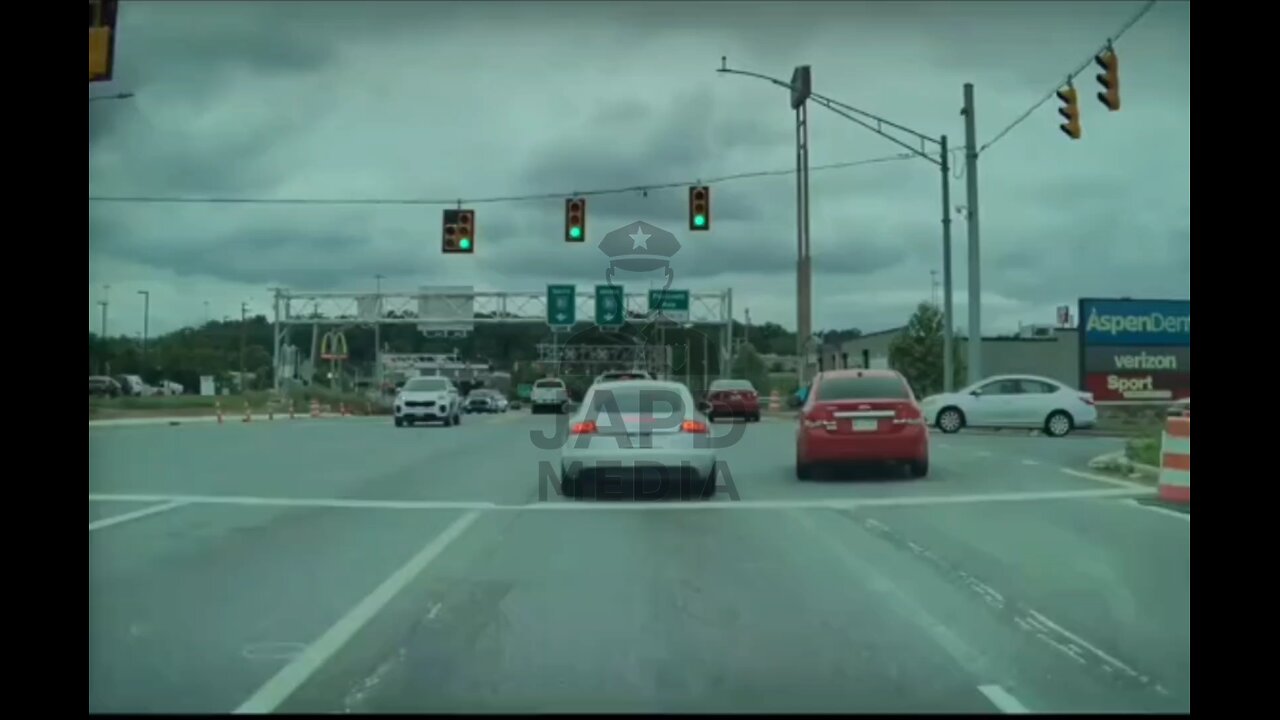 Driver cuts off car, tries fleeing—cop shuts it down instantly #InstantKarma #CrashCourse #japd