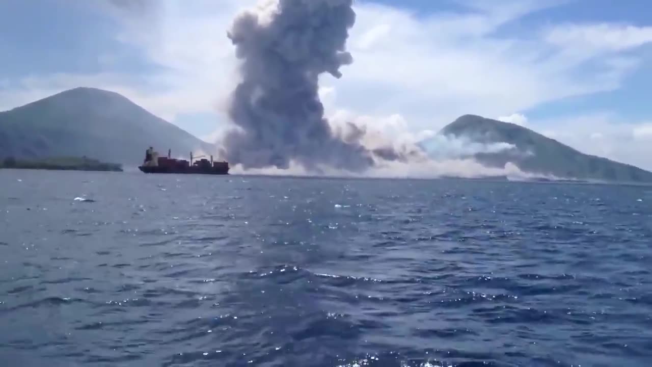 Massimo - This famous video shows Mount Tavurvurs spectacular explosion. It ...