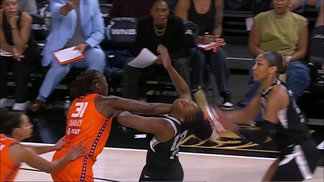 👀 FLAGRANT, Chelsea Gray ELBOWED in FACE after SHOVING Tina Charles | WNBA womens basketball