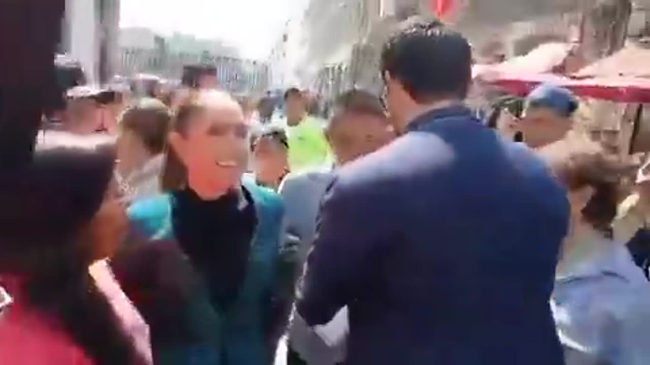 Presidenta de México es acosada en plena calle