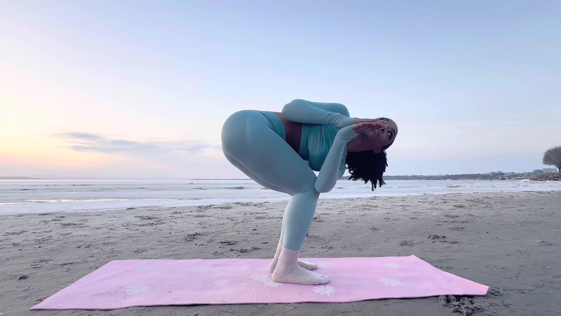 I did YOGA on the beach. Meditation & relaxing poses! Unwind &Relax #yogaforbeginners #povs