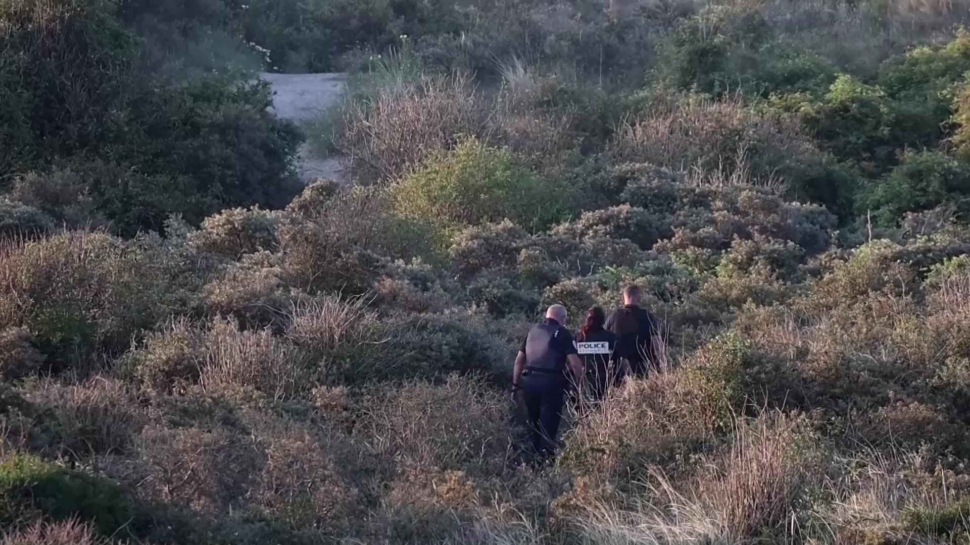Migrant boat leaves French coast as UK and French leaders meet