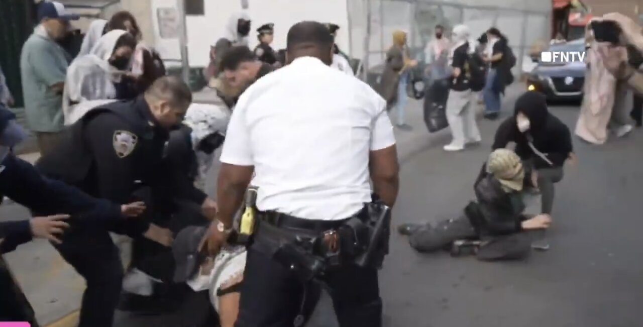 NEW YORK POLICE RAIDS👮♂️🛗⛺️🏫👮📷PRO-HAMAS-RIOTERS ENCAMPMENT👮🏻♀️🏫🛗👮💫