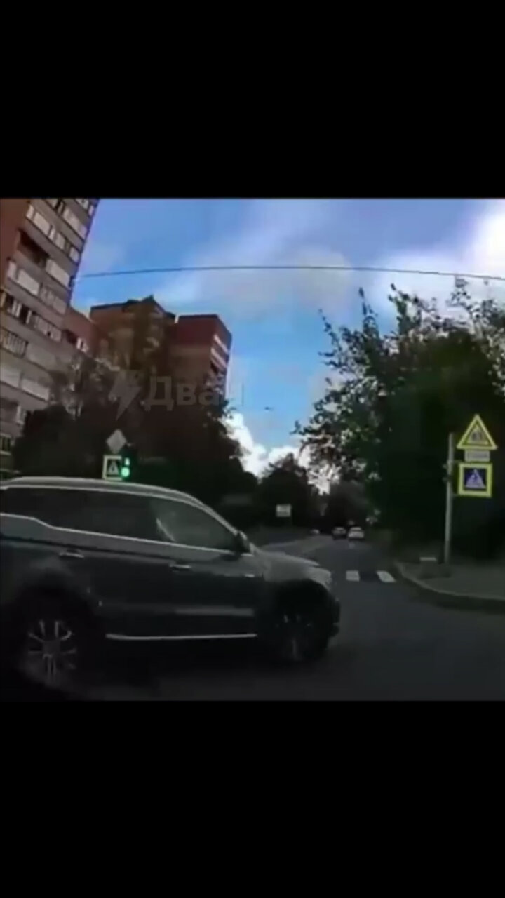 Conductora despistada en la carretera provoca un absurdo accidente