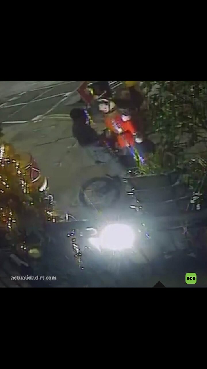 Ladrón robó una figura navideña y huye en motocicleta