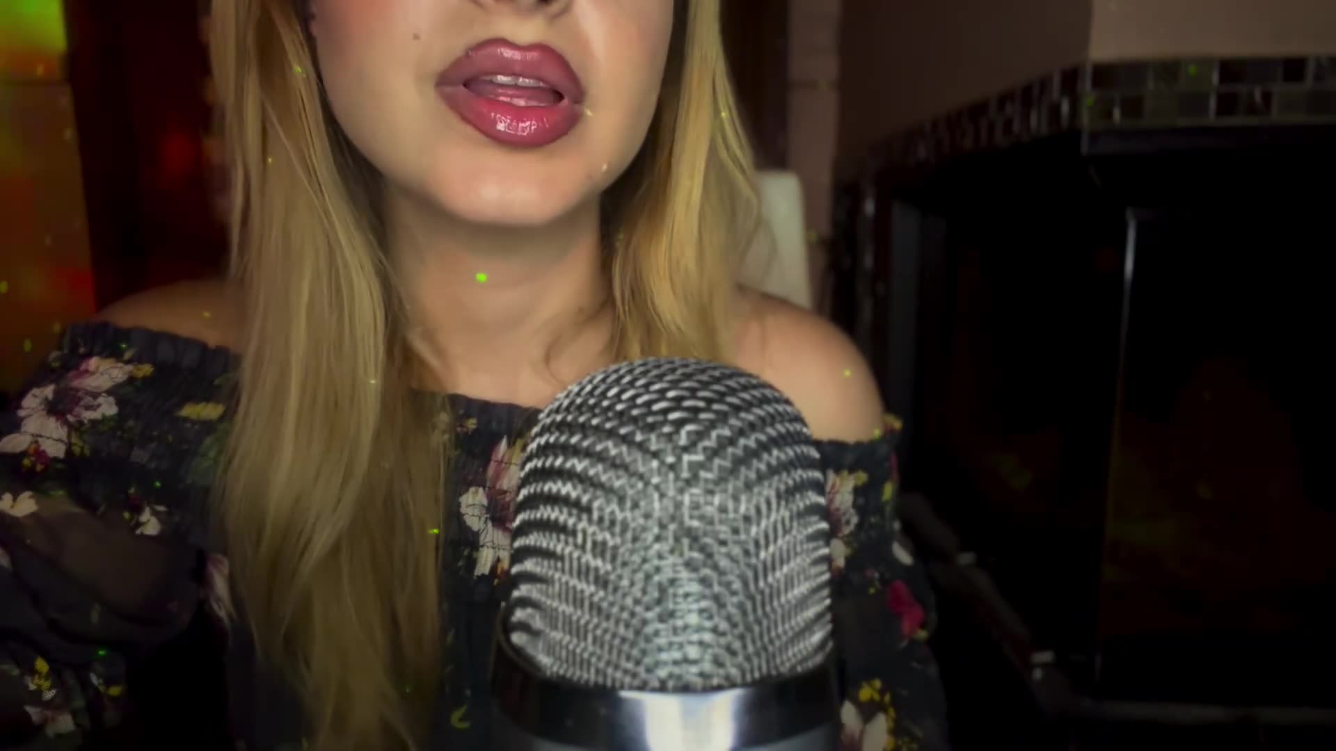 EAT3- asmr girl lips (1)