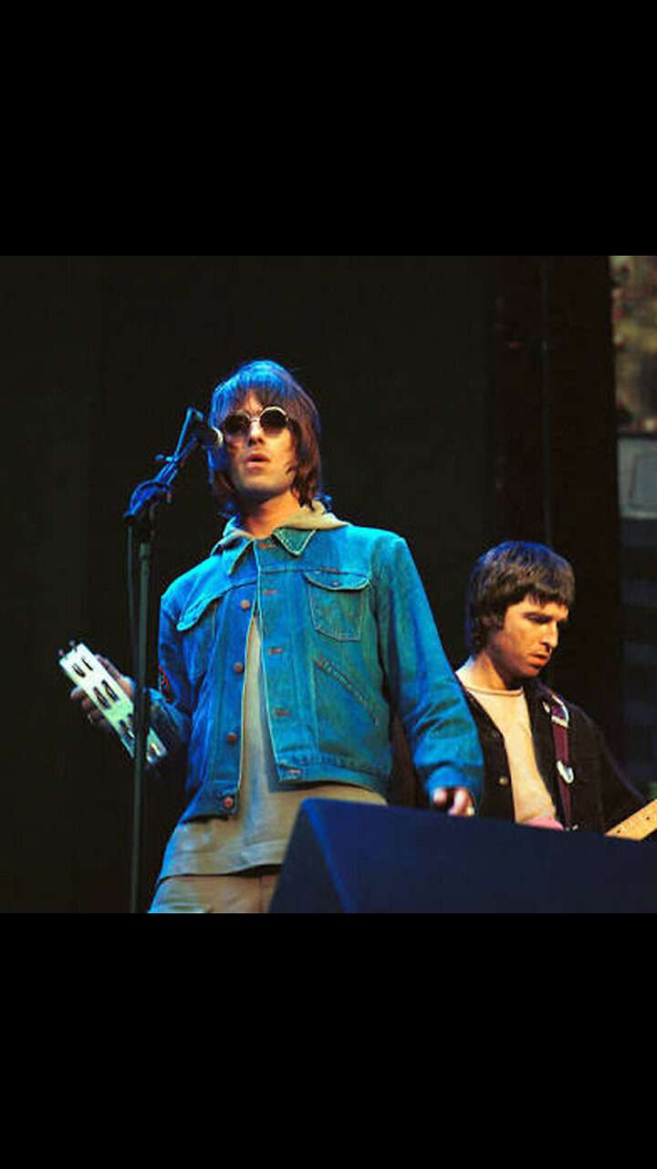 Wonderwall ~ Oasis - ( Live At Wembley 2000 )