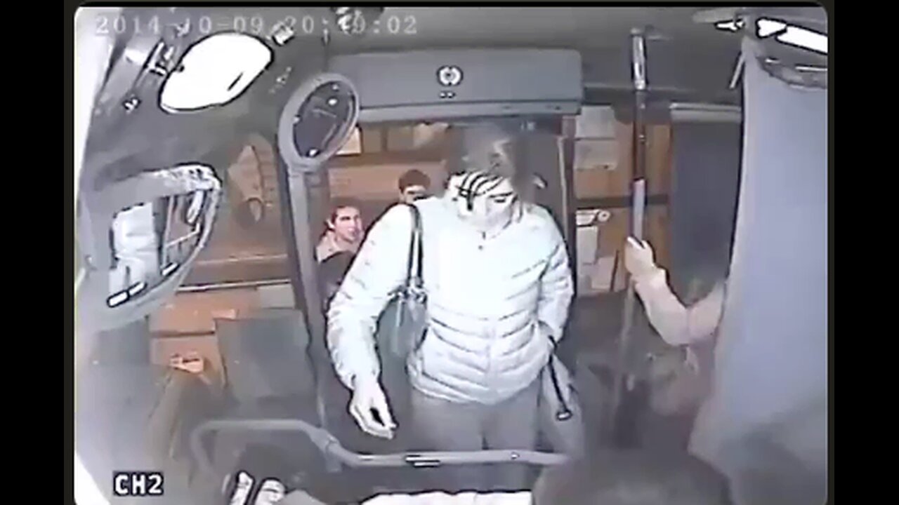KARMA: Man tries to jump on the bus 🚌💥 and steal a ladys purse. Big time failure.💥 👮
