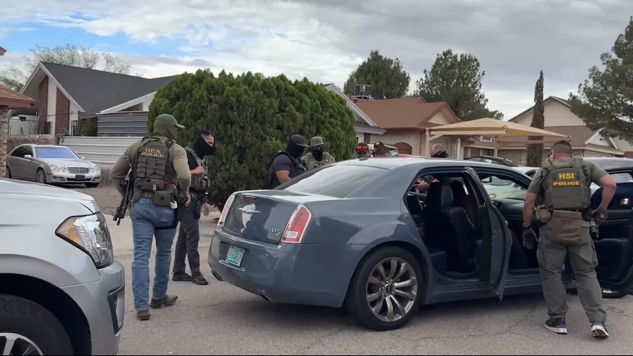 FEDERAL OFFICERS ARREST👮♂️🚔🧟♂️🚙🚨👮🏻♀️📸ILLEGAL ALIEN IN CHILD-SEX CRIMES IN TEXAS🏘️👮♂️🧟♂️🚨👮💫