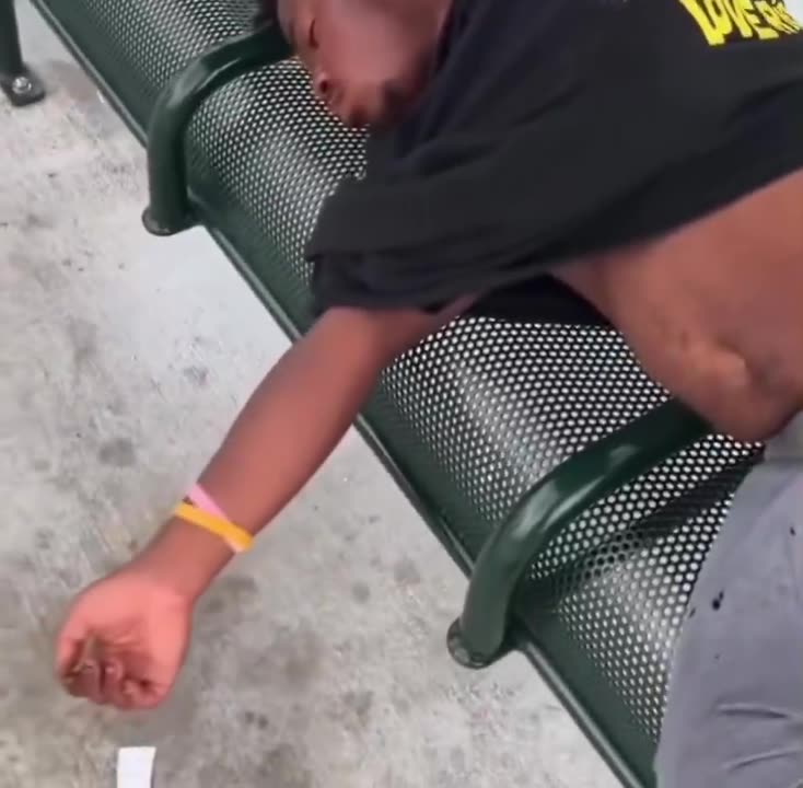 New Orleans resident calls police on escaped inmate after he falls asleep on a bus bench