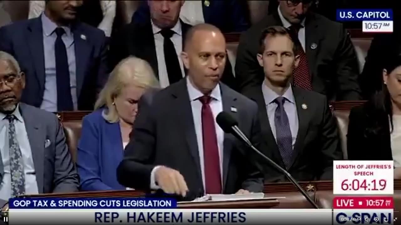 Hakeem Jeffries cảnh báo rằng một cỗ máy trục xuất sẽ được giải phóng bằng steroid...