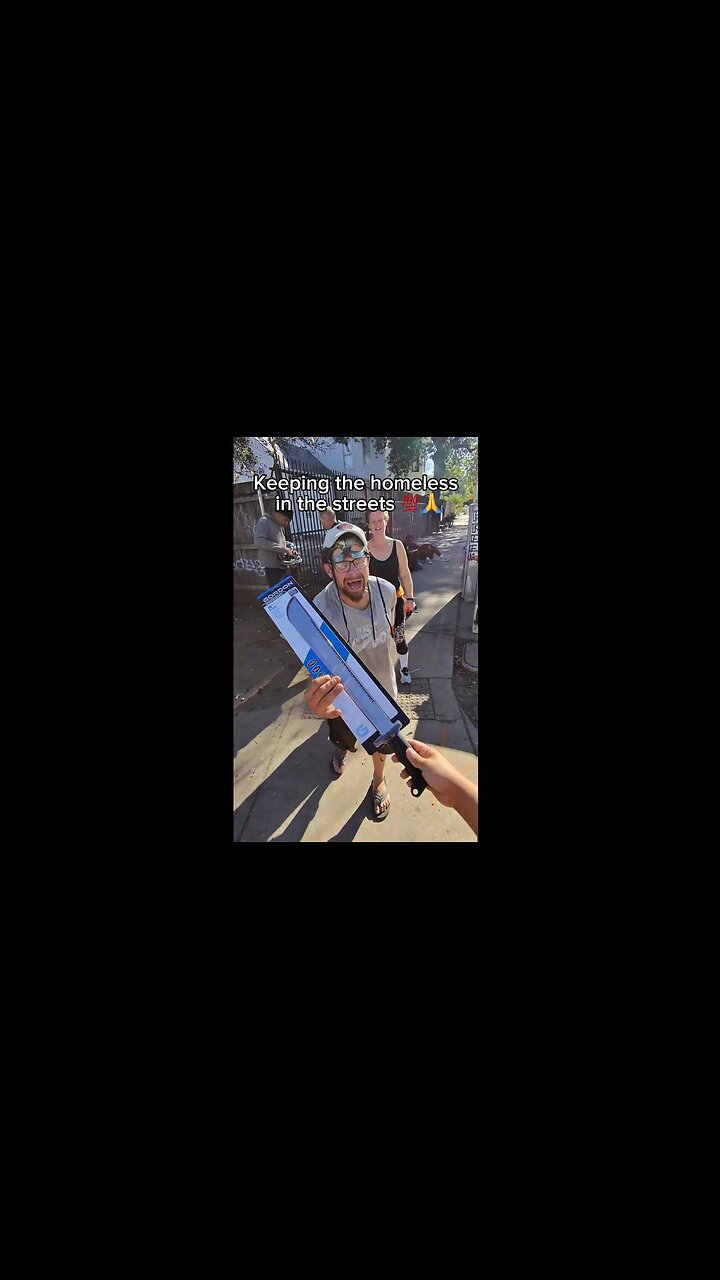 IS THIS LEGAL? Man gives 19 machetes & alcohol to homeless In Austin & New Orleans 4 Thanksgiving