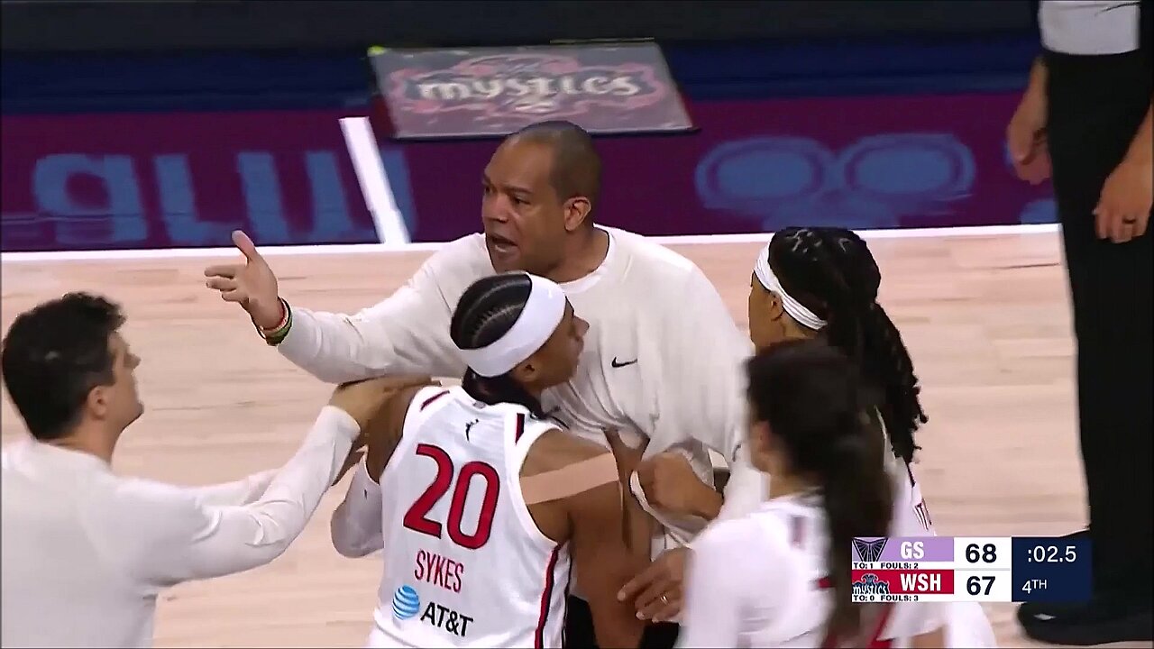 👀 Coach BALLISTIC after confusing the refs on timeout | Washington Mystics WNBA womens basketball