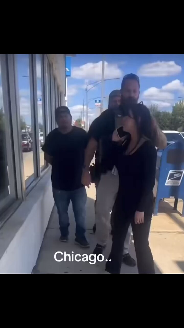 ICE-AGENTS APPREHEND ILLEGAL ALIEN🧟♀️🤳🚓👮♂️🚶🏻🏪🚨👲📸FLOWER SELLER IN SOUTH CHICAGO👮♂️💐🚶🏻🚔👮💫