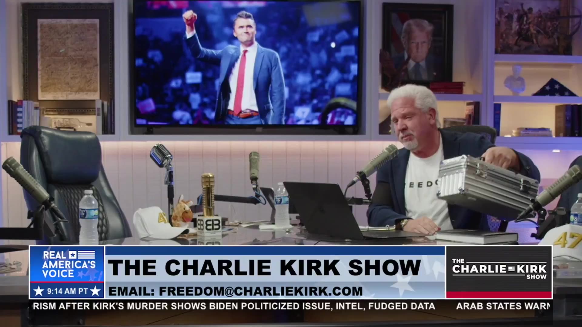 CHARLIE KIRK RECEIVES RUSH LIMBAUGHS GOLDEN MIC: EMOTIONAL GIFT FROM GLENN BECK