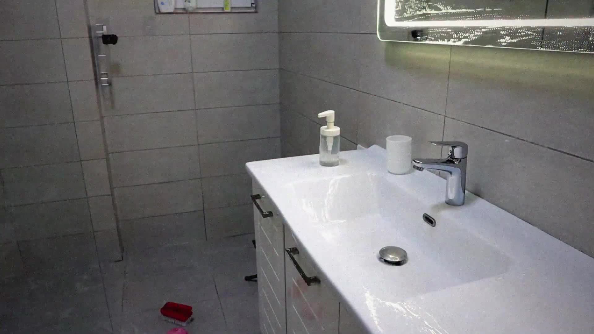 _Satisfying-Bathroom-Cleaning-ASMR-Shower_
