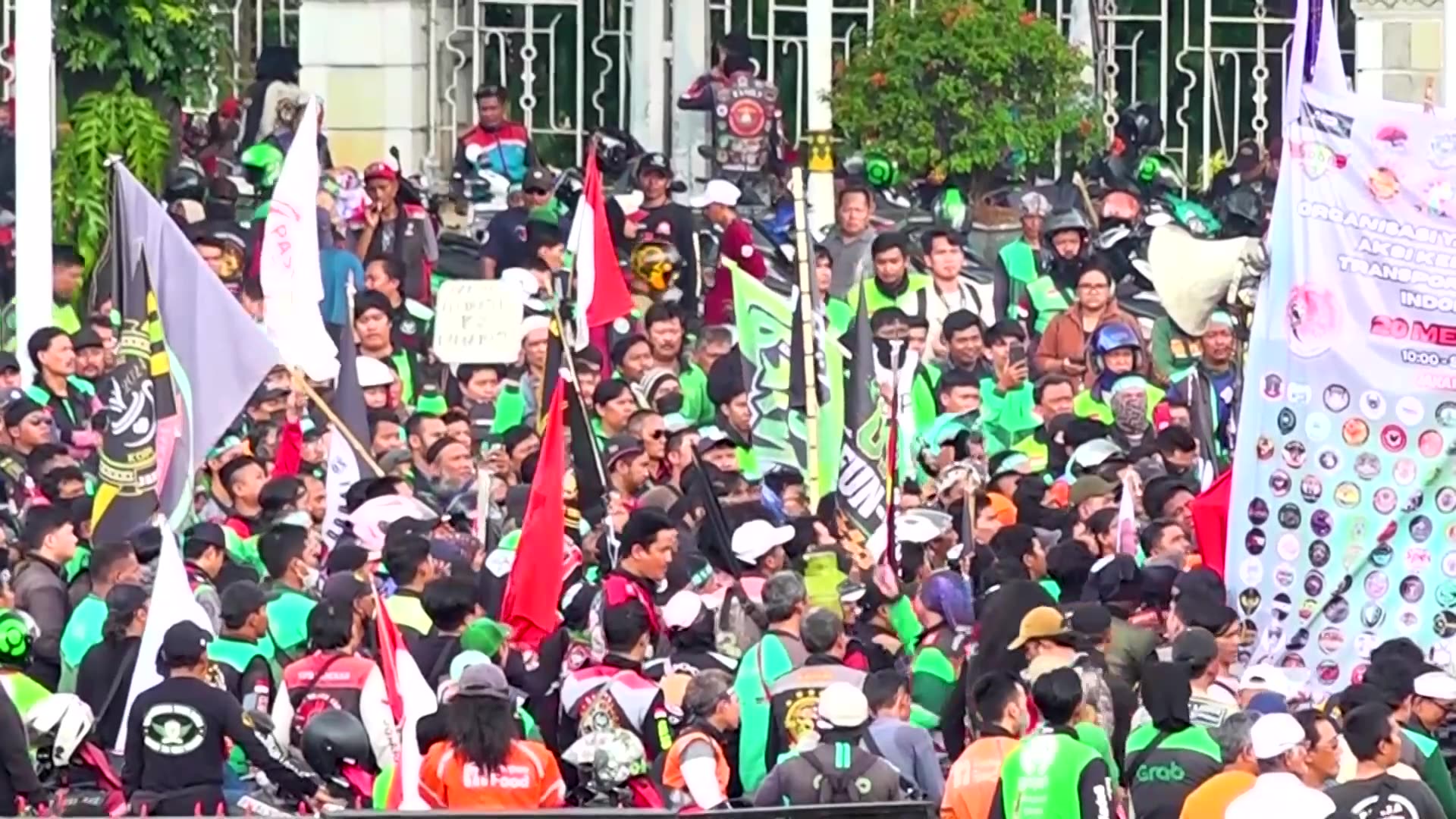 Indonesias ride-share drivers call for higher wages