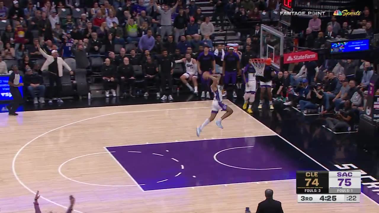 NBA - Devin Carter bringing Sac Town to their feet with this steal & stuff ๐๐ค