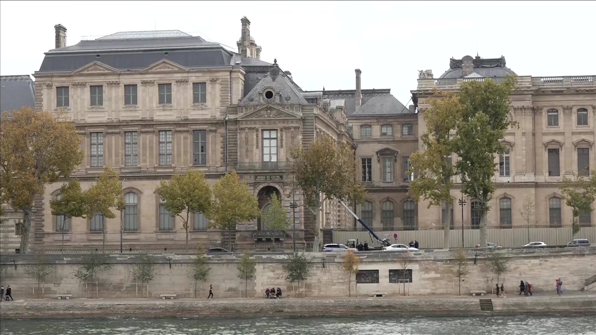 Louvre thieves will struggle to sell stolen items, analyst says