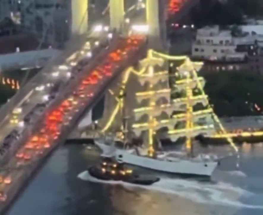 Ship collides with the Brooklyn Bridge