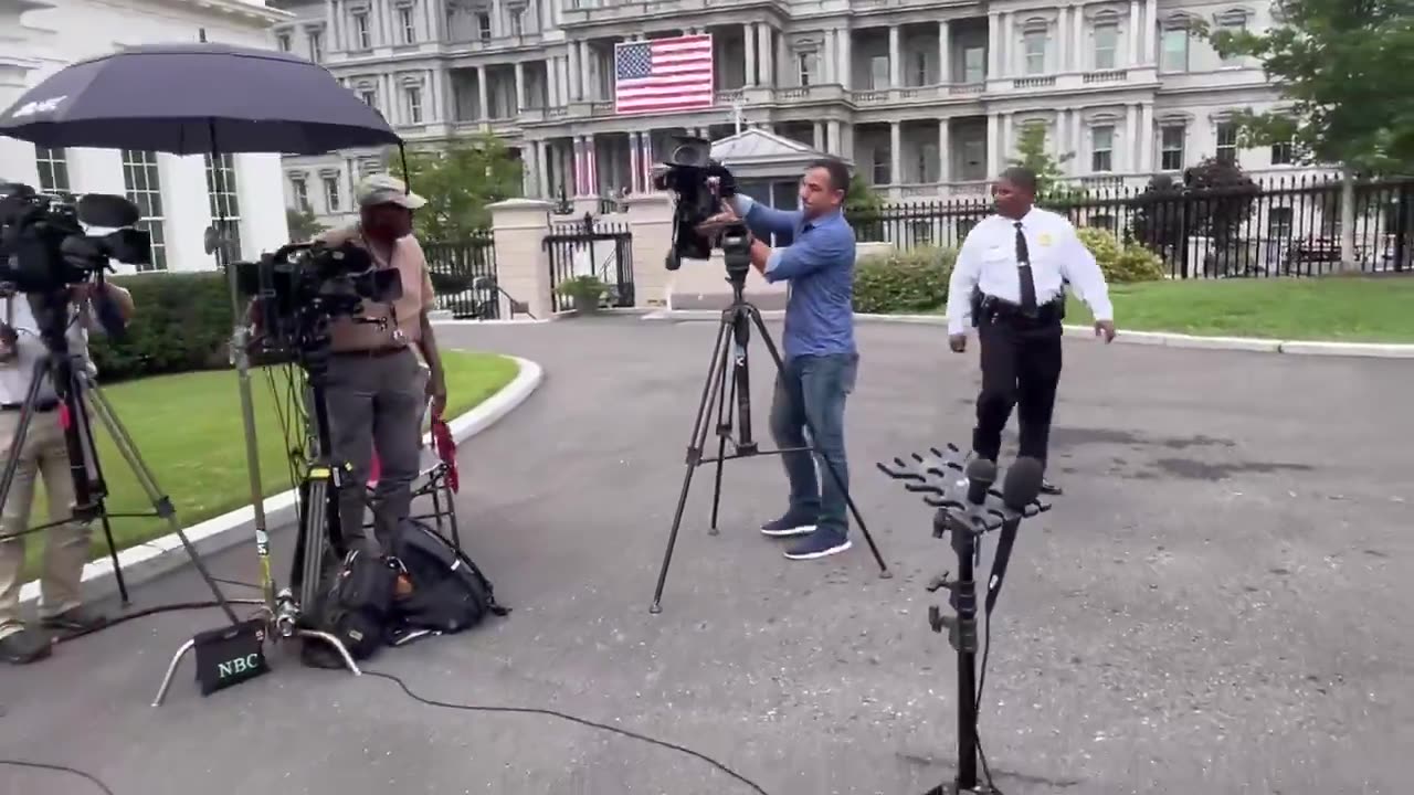 Secret Service has just locked down the White Houses front lawn