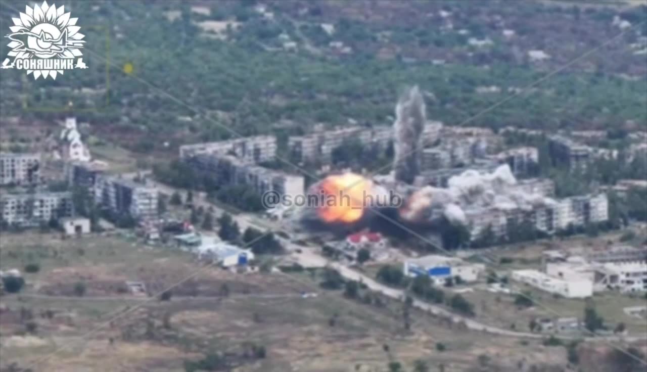 βοΈπΊπ¦π£ Destruction of Russian brigade command post in occupied Soledar with airstrike.