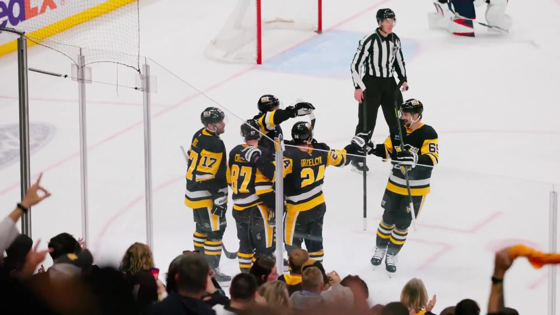 NHL - Sidney Crosby hits 25 goals for the 15th time in his career! ๐ง ๐บ๐ธ