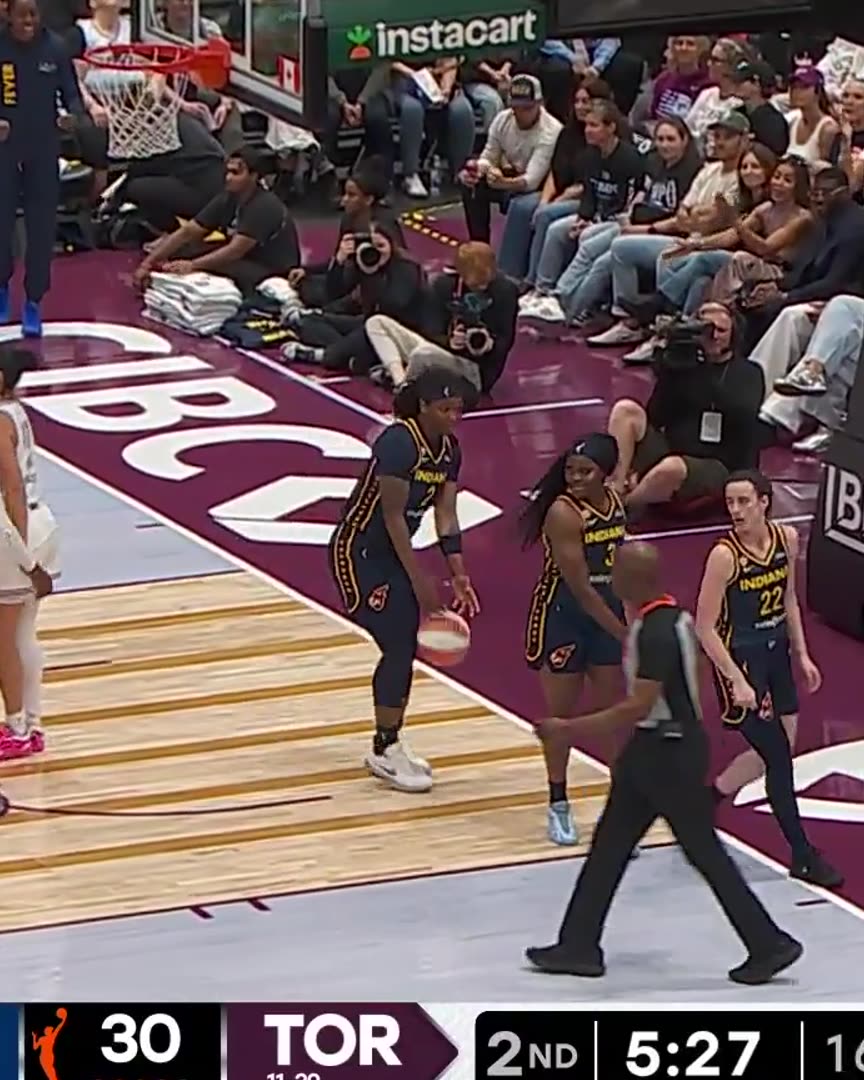 Caitlin Clark Showing Why She is the Greatest Women’s Basketball Player Ever thumbnail