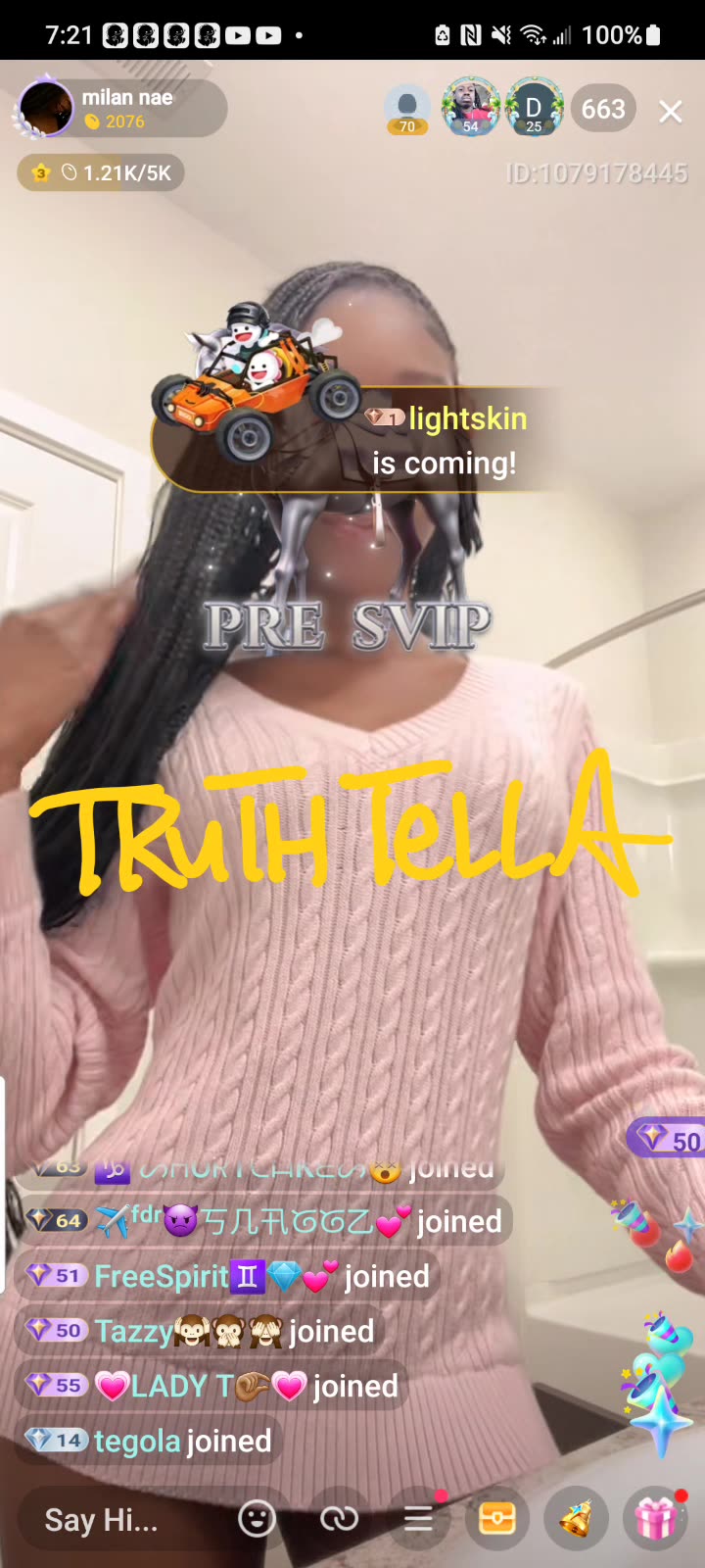 21BADBITCH BEAT-UP BADLY BY DROSKI WHILE LIVE SOMEBODY CALL 911 OVER THERE
