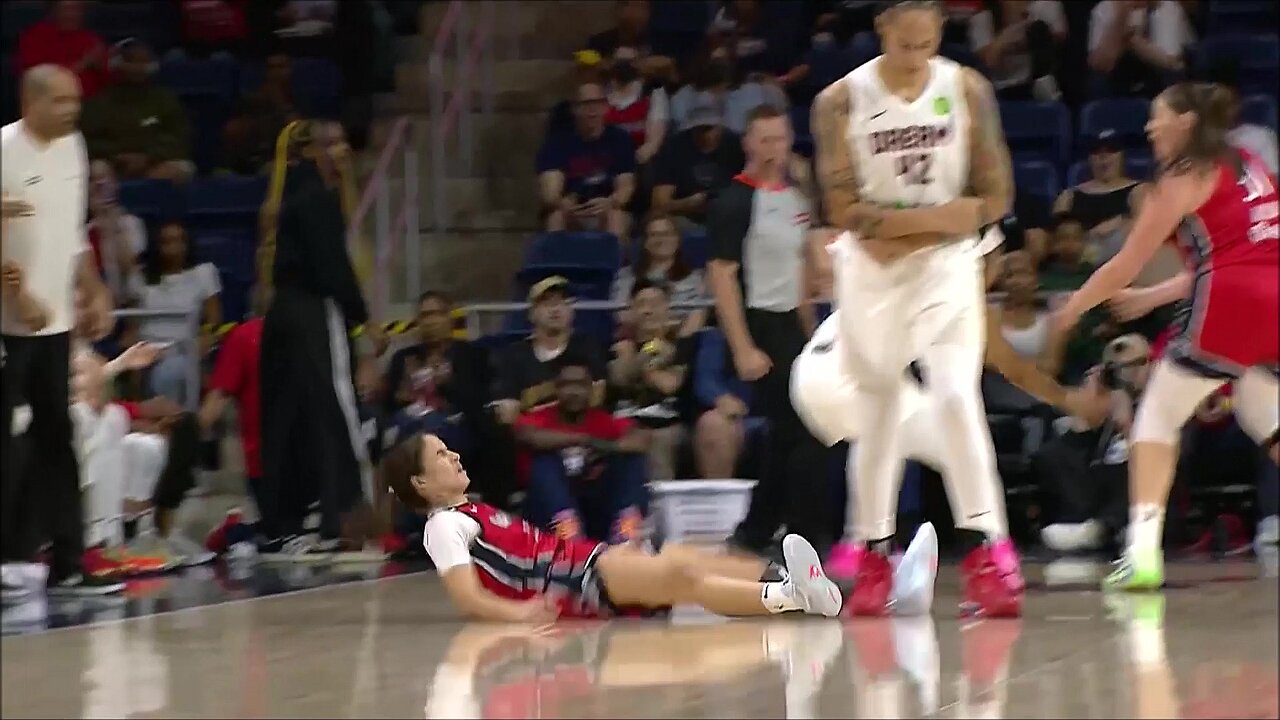 🫢 Welcome to WNBA, Rookie Sonia Citron FLATTENED by 69 Brittney Griner after hitting a 3!
