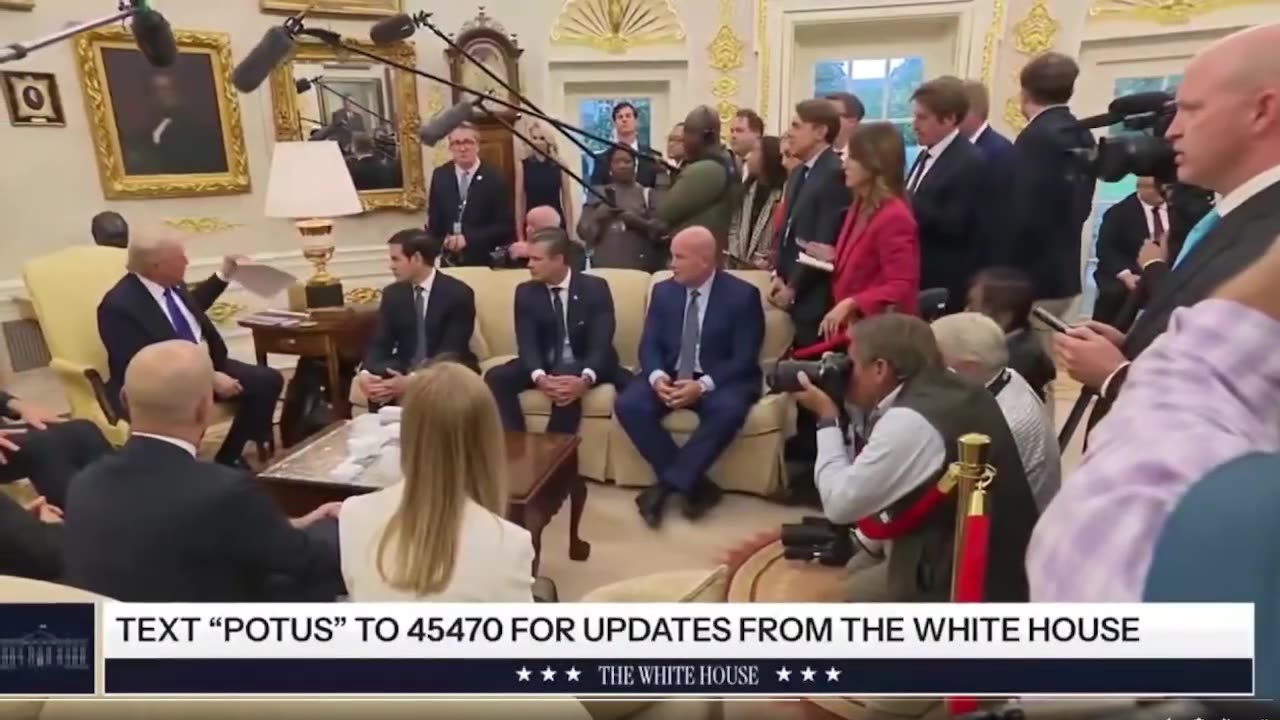 Tổng thống Trump vừa chỉ trích một phóng viên hạng ba vì hỏi ông chưa đủ minh bạch về phòng ...