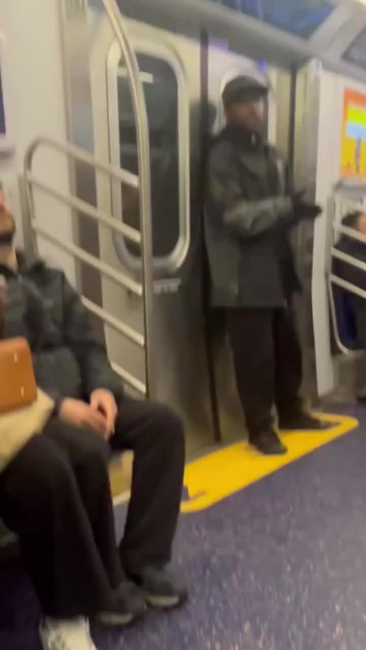 Man on NYC subway stands up to another man harassing passengers