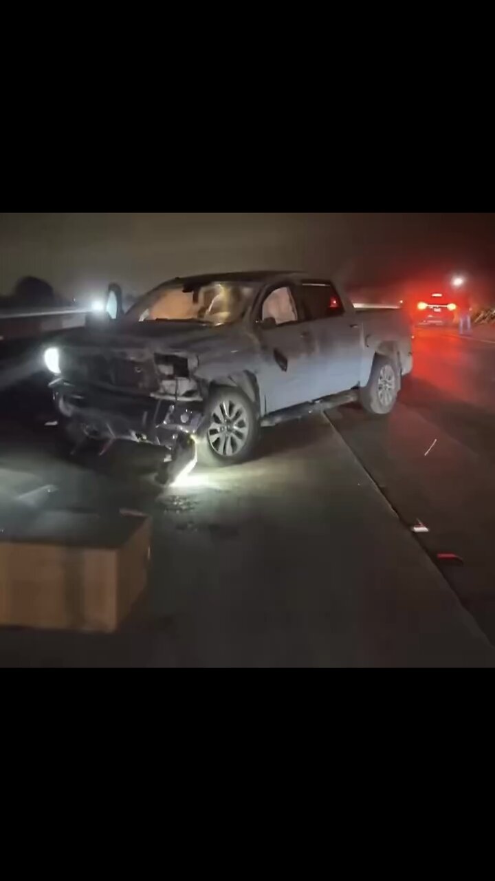 DELUSIONAL DRIVER🛣️🚧👨🎤🛻🚘📸IN SINGLE VEHICLE ACCIDENT ON BUSY FREEWAY🚧🛻🚘💫