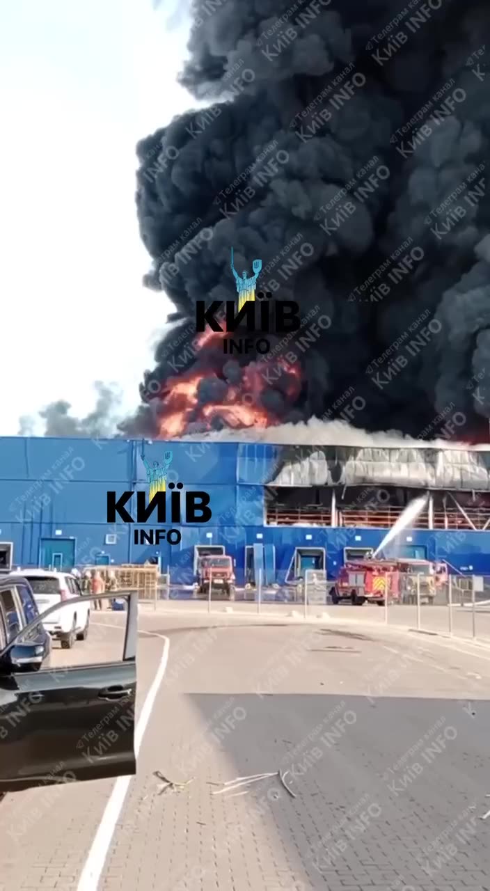 βΌοΈ Footage from Kyiv region. Epicenter logistics center destroyed after UAV attack.