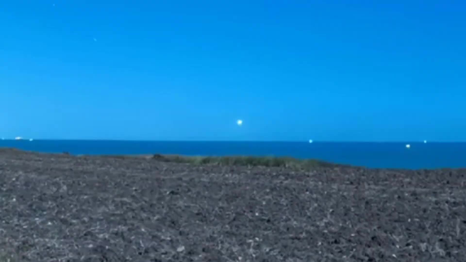 Des OVNI ont été aperçus émergeant de leau au large des côtes du New Jersey.