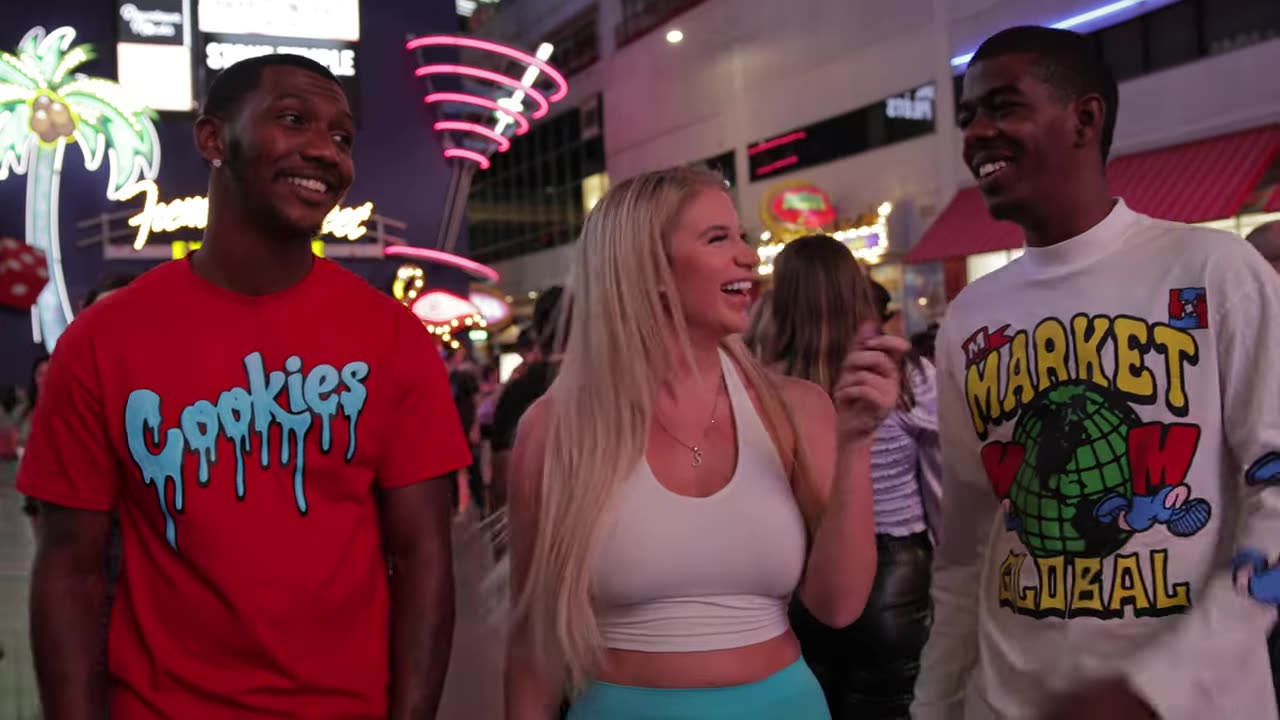 STELLA Asks CRAZY questions to STRANGERS 😳