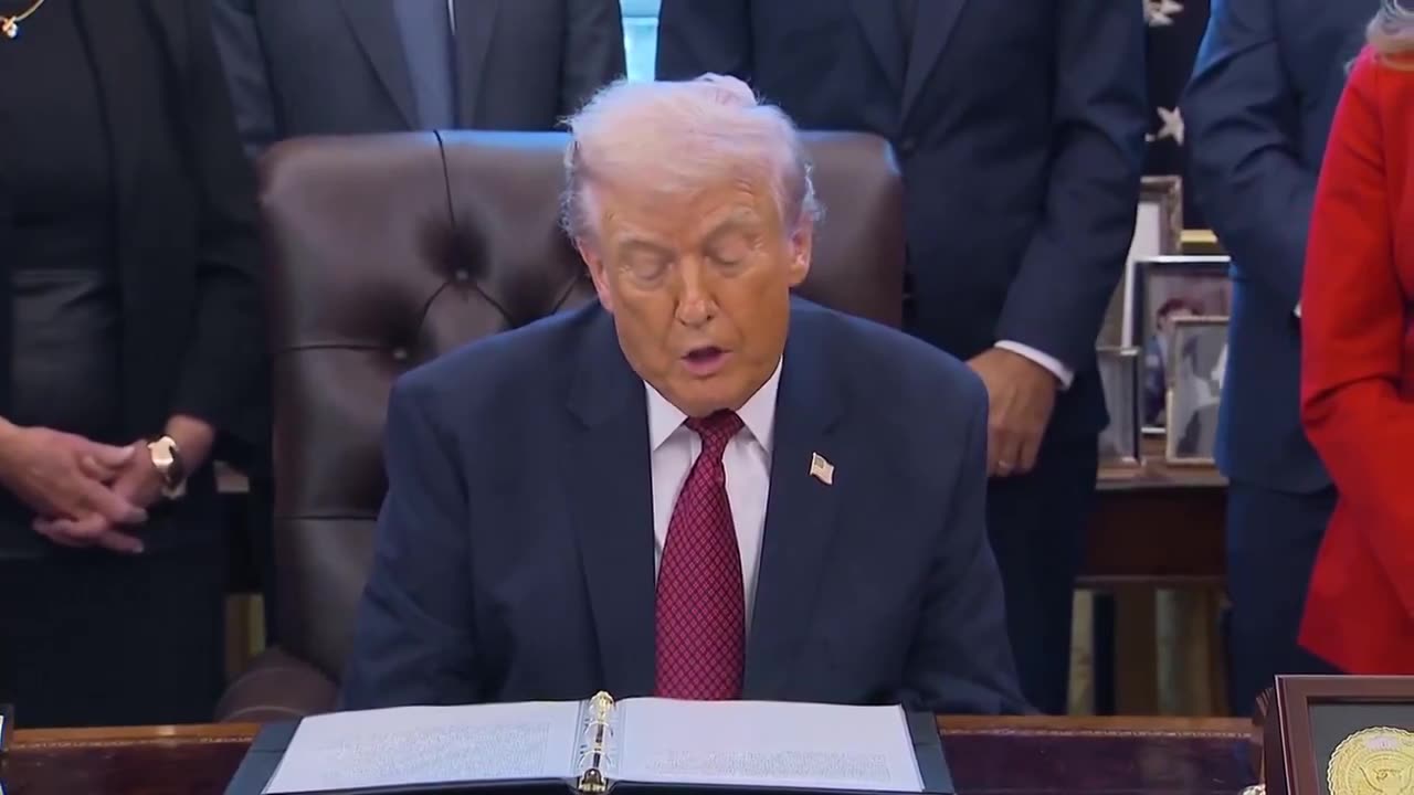 🚨BREAKING: Trump slurred his words and mangled a basic line while READING it in front of his face