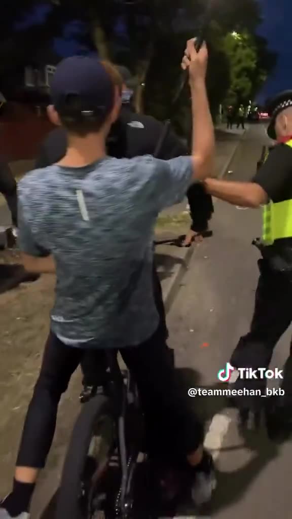 Police went after a kid because he was riding down the street with a flag 🏴🇬🇧🏴