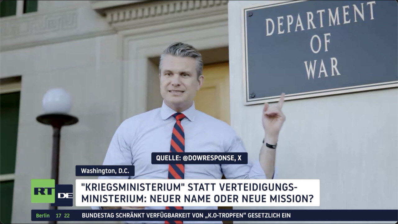 Hegseth bringt das Schild Kriegsministerium am Pentagon-Gebäude an