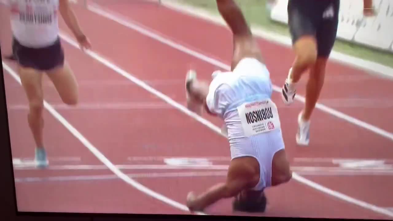 Dudes Huge PEN15 falls out as he wins race with PB!
