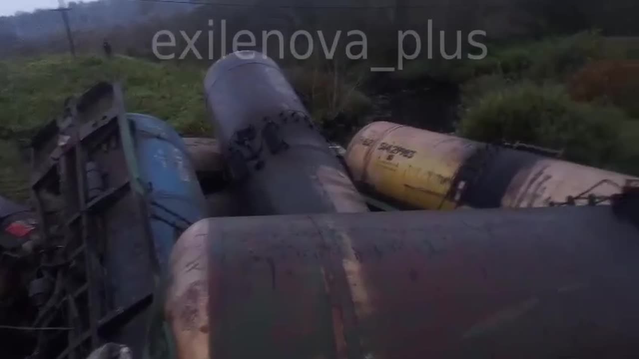 π A diesel locomotive carrying 15 tank cars derailed in the Luzhsky district of St. Petersburg.